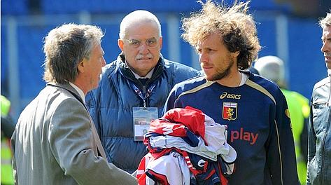 Marco Rossi ed Enrico Preziosi raccolgono le maglie per consegnarle ai tifosi. LaPresse