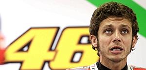 Valentino Rossi guarda un po' sconsolato i tempi. Reuters