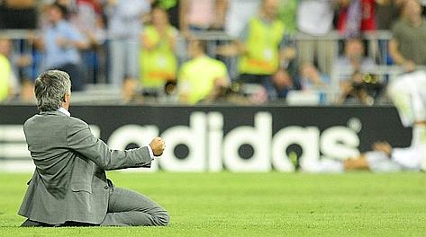 José Mourinho festeggia il gol del 3-2 di Ronaldo. Afp