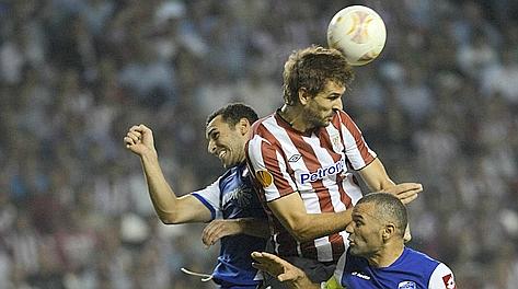 Fernando Llorente, stella dell'Athletic Bilbao, si fa spazio fra due avversari. Reuters