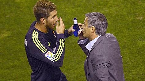 Sergio Ramos a colloquio con Jos Mourinho. Afp