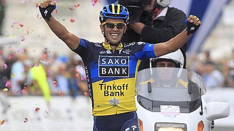 L'arrivo a braccia alzate di Alberto Contador a Torino. Bettini