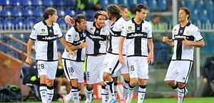 La festa del Parma dopo il gol del vantaggio di Lucarelli. 