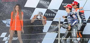Pedrosa e Lorenzo festeggiano sul podio. Ap