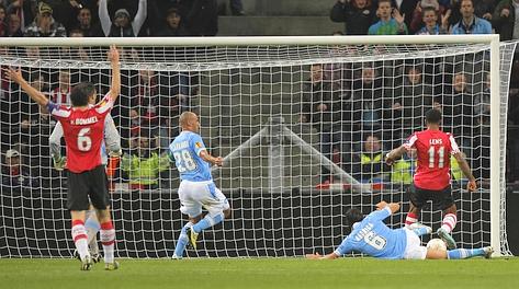 Lens apre le marcature per il Psv, a porta vuota, dopo l'insensata uscita di Rosati. Ap Lens apre le marcature per il Psv, a porta vuota, dopo l'insensata uscita di Rosati. Ap