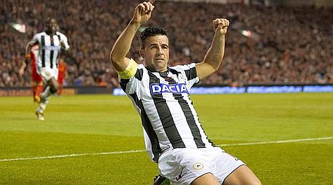 Antonio Di Natale festeggia così il suo gol ad Anfield. Ap Antonio Di Natale festeggia così il suo gol ad Anfield. Ap