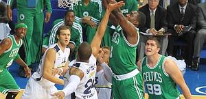 Sfida sotto canestro durante Fenerbahce-Boston Celtics. Ap