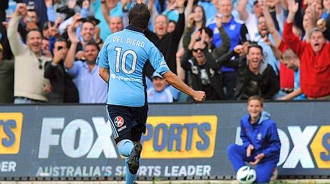 Del Piero va a prendersi gli applausi dopo il gol. Ansa Del Piero va a prendersi gli applausi dopo il gol. Ansa