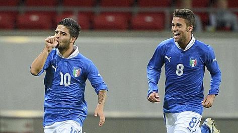 Lorenzo Insigne esulta con Fausto Rossi dopo il gol del provvisorio 1-0. Reuters