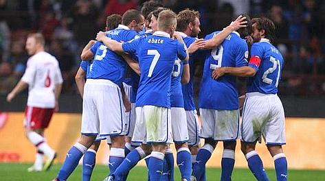 Tutti a festeggiare Balotelli dopo il gol del 3-1. LaPresse Tutti a festeggiare Balotelli dopo il gol del 3-1. LaPresse