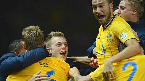 Em sommerso dai campagni di squadra dopo il 4-4 della Svezia. Afp Em sommerso dai campagni di squadra dopo il 4-4 della Svezia. Afp