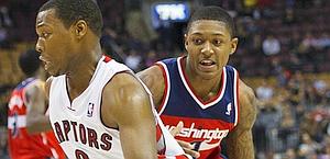Kyle Lowry, a sinistra, sfugge a Bradley Beal. Ap