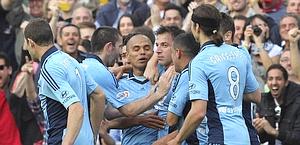 Tutti ad abbracciare Del Piero. Ap Tutti ad abbracciare Del Piero. Ap