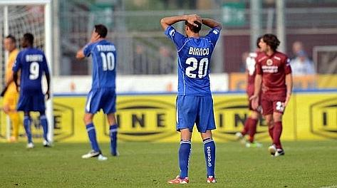 La delusione dei giocatori del Sassuolo alla prima sconfitta in campionato. LaPresse