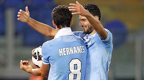 Antonio Candreva ed Hernanes festeggiano il gol dell'1-0. Reuters