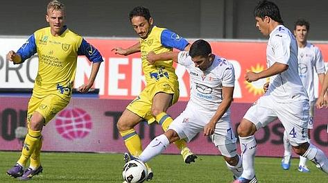 David Di Michele e David Pizarro lutar em uma bola. Manusear David Di Michele e David Pizarro lutar em uma bola. Manusear