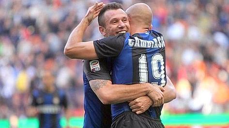 Antonio Cassano festeggia con Cambiasso il quinto gol in campionato. Ansa