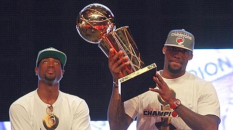 Dwyane Wade e LeBron James con il Larry O'Brien trophy vinto a giugno. Reuters