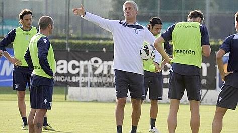 Vladimir Petkovic guida l'allenamento della sua Lazio. Lapresse 
