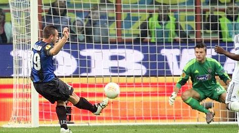 L'occasione fallita da Antonio Cassano nella ripresa: palla in Curva. Ansa L'occasione fallita da Antonio Cassano nella ripresa: palla in Curva. Ansa