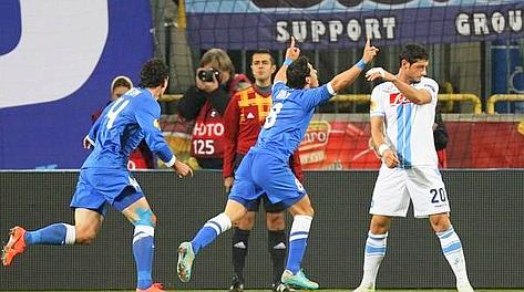 L'esultanza di Giuliano e la delusione di Dzemaili sul 3-0. Epa L'esultanza di Giuliano e la delusione di Dzemaili sul 3-0. Epa