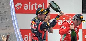 Vettel innaffia Alonso sul podio. Afp