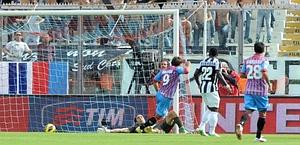 Bergessio esulta, ma il suo gol non verrà convalidato. Ansa Bergessio esulta, ma il suo gol non verrà convalidato. Ansa