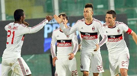 El Shaarawy festeggiato dai compagni di squadra. LaPresse El Shaarawy festeggiato dai compagni di squadra. LaPresse