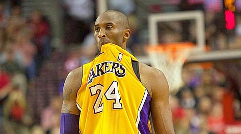Il disappunto di Kobe Bryant simbolo del negativo avvio dei Lakers. Reuters