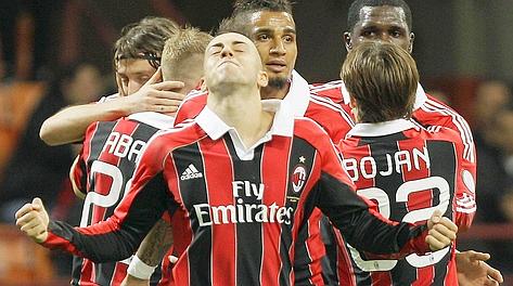 Stephan El Shaarawy esulta con la squadra dopo l'ottavo gol in campionato. Ap Stephan El Shaarawy esulta con la squadra dopo l'ottavo gol in campionato. Ap