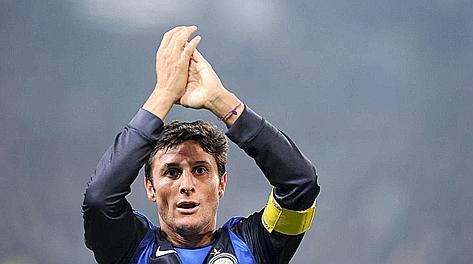 Gli applausi di Javier Zanetti dopo la vittoria per 3-1 con la Juve. LaPresse