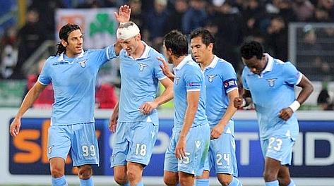 La Lazio festeggia la doppietta di Kozak. Ansa La Lazio festeggia la doppietta di Kozak. Ansa