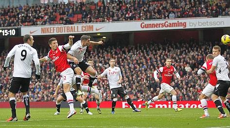 Olivier Giroud segna di testa il primo dei gol del 3-3 fra Arsenal e Fulham. Afp
