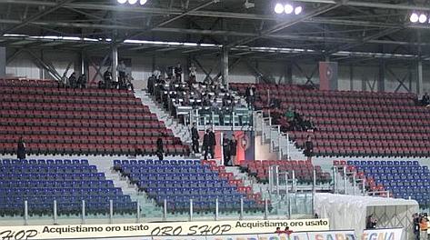 La tribuna centrale dell'Is Arenas: chiusa dalla Questura, aperta da Cellino a stampa e amici. Ansa La tribuna centrale dell'Is Arenas: chiusa dalla Questura, aperta da Cellino a stampa e amici. Ansa