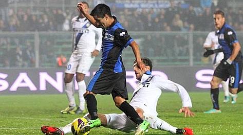 Il contatto Silvestre-Moralez che  costato all'Inter il rigore del 3-1. Ansa