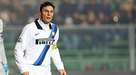 Javier Zanetti, in campo a Bergamo contro l'Atalanta. LaPresse
