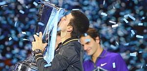 Djokovic e Federer in premiazione. Reuters