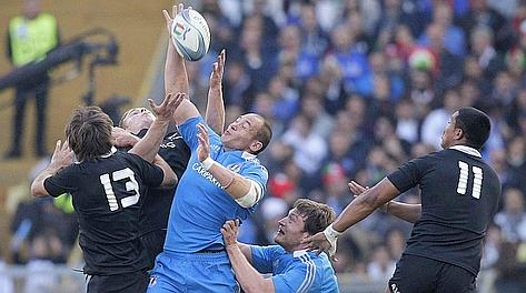 Sergio Parisse salta per conquistare l'ovale. Reuters Sergio Parisse salta per conquistare l'ovale. Reuters