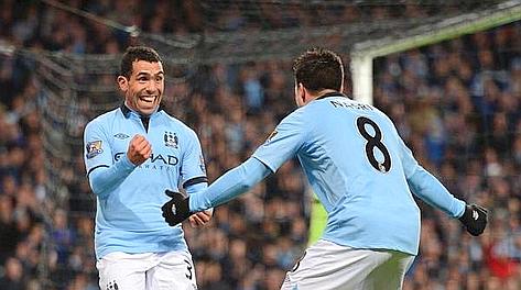L'esultanza di Carlos Tevez e Samir Nasri nella goleada City all'Aston Villa Epa