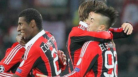 Tutti attorno a Stephan El Shaarawy. Ansa Tutti attorno a Stephan El Shaarawy. Ansa