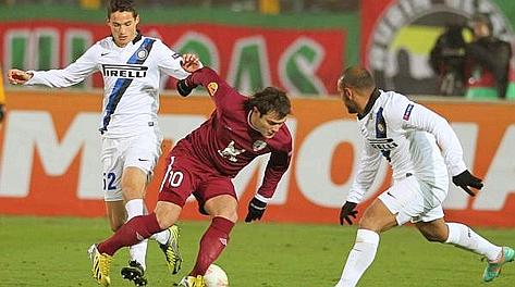 Kasaev sfugge a Romanò e Jonathan. Epa Kasaev sfugge a Romanò e Jonathan. Epa