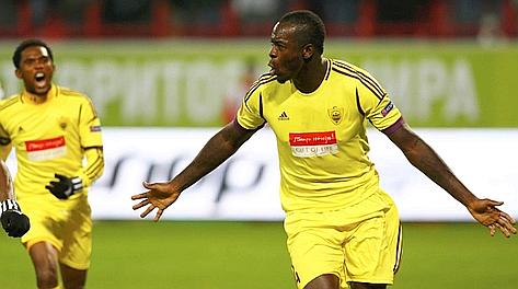 Il congolese Samba festeggia con Eto'o il gol dell'1-0 Anzhi. Reuters Il congolese Samba festeggia con Eto'o il gol dell'1-0 Anzhi. Reuters