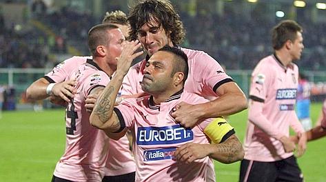 Fabrizio Miccoli, 33 anni, festeggia il 100° gol in serie A. Lapresse