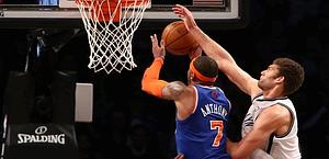 Brook Lopez, dei Nets, ferma Carmelo Anthony. UsPresswire