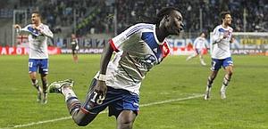 Bafetimbi Gomis esulta dopo uno dei tre gol al Marsiglia. Epa