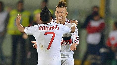 El Shaarawy festeggia con Robinho la sua doppietta al Catania. Ap El Shaarawy festeggia con Robinho la sua doppietta al Catania. Ap