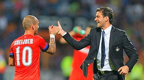 Andrea Stramaccioni, 36 anni, si congratula con Wesley Sneijder, 28. Ansa