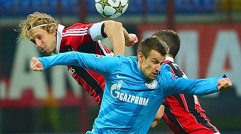 Testa a testa fra Massimo Ambrosini e Igor Denisov. Afp Testa a testa fra Massimo Ambrosini e Igor Denisov. Afp