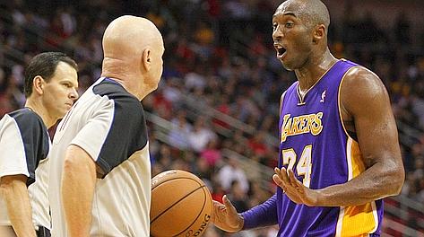 Kobe Bryant discute con l'arbitro Joe Crawford. Reuters