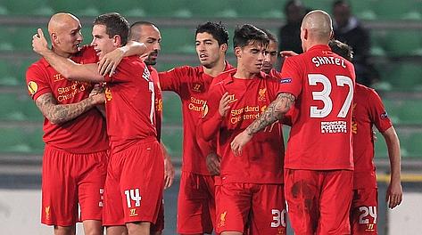 Jordan Henderson (numero 14) festeggiato dopo il gol. Ap Jordan Henderson (numero 14) festeggiato dopo il gol. Ap